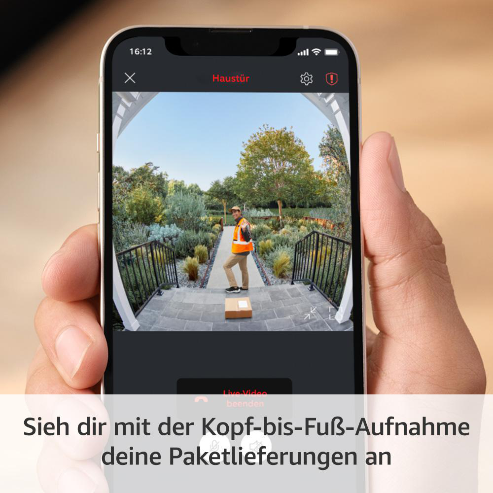 Ein Telefon zeigt einen Zusteller mit einem Paket. Die Szene zeigt einen Hauseingang, Treppen und Garten.