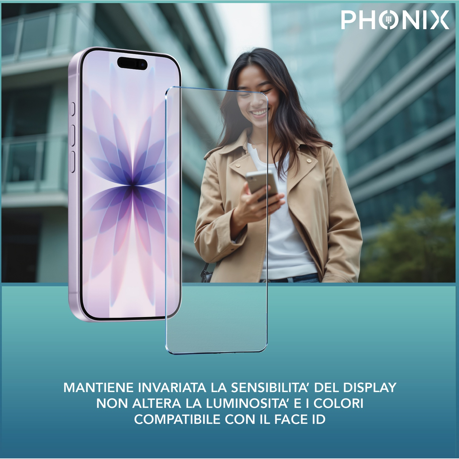 Una donna sorride mentre tiene un telefono. Viene mostrato un telefono con una protezione per lo schermo. Lo sfondo mostra un edificio.