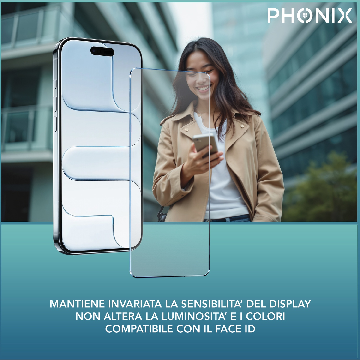 Una donna sorride usando uno smartphone. Viene mostrata una protezione per lo schermo. Lo sfondo mostra un edificio moderno.