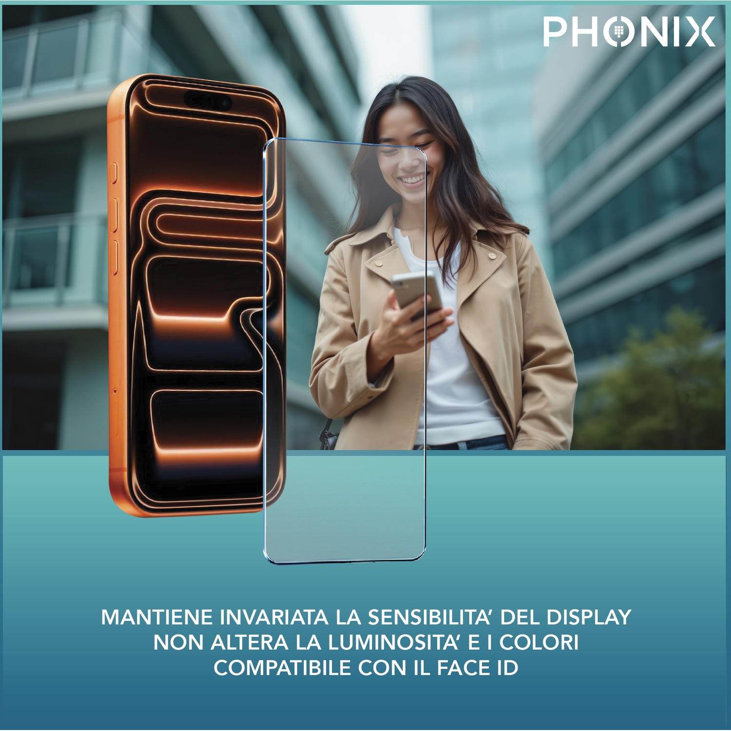 Una donna sorride, tenendo un telefono. Un telefono con schermo luminoso e protezione schermo in primo piano. Edificio sullo sfondo.