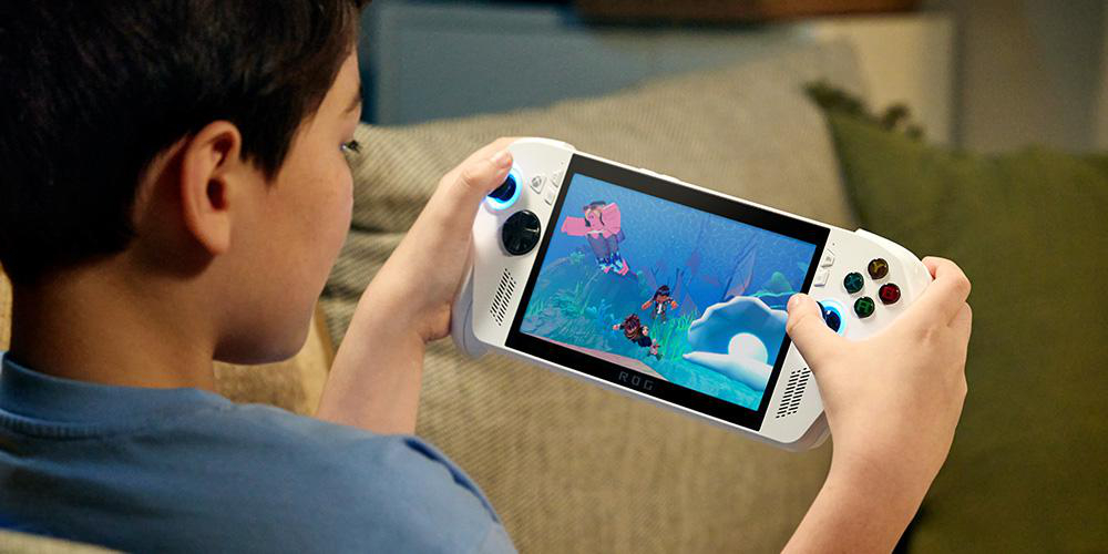Ein Junge spielt ein Videospiel auf einer weißen Handheld-Konsole. Das Spiel zeigt eine Unterwasserszene mit Figuren.