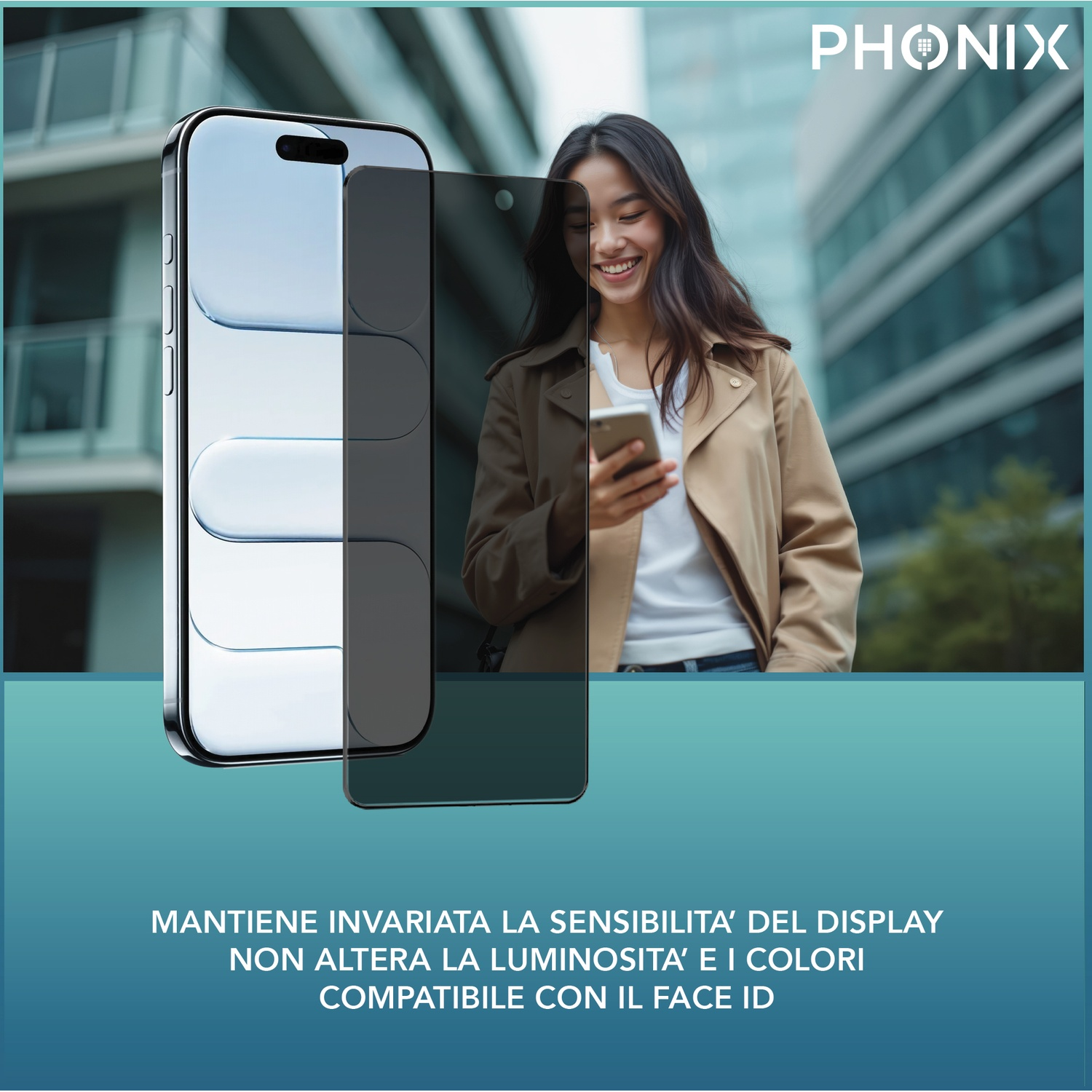 Una donna sorride, tiene in mano un telefono. Un proteggi schermo è mostrato accanto al telefono. Edifici moderni sullo sfondo.