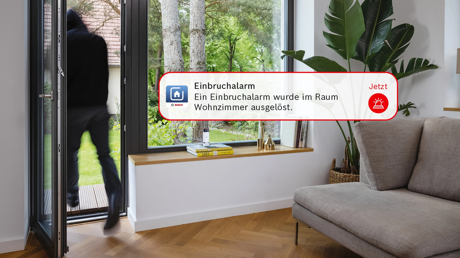 Eine Person betritt durch eine offene Tür. Eine Benachrichtigung am Fenster zeigt: 'Einbruchalarm im Wohnzimmer ausgelöst'.