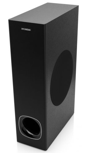 Czarny subwoofer Hyundai. Ma prostokątny kształt z zaokrąglonym portem. Logo Hyundai jest widoczne na górze.