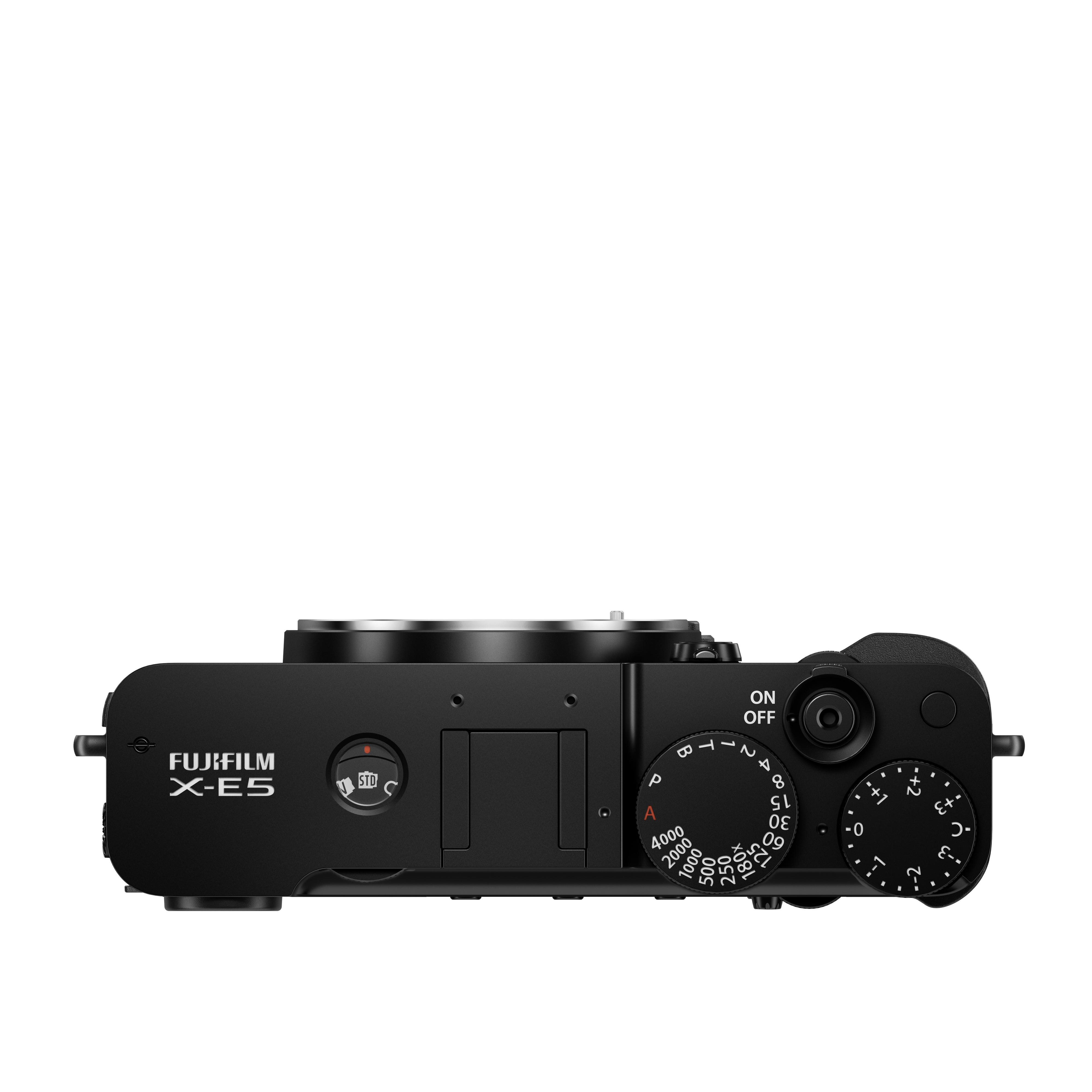 Draufsicht auf eine schwarze Fujifilm X-E5 Kamera mit Rädern und Knöpfen auf weißem Grund.