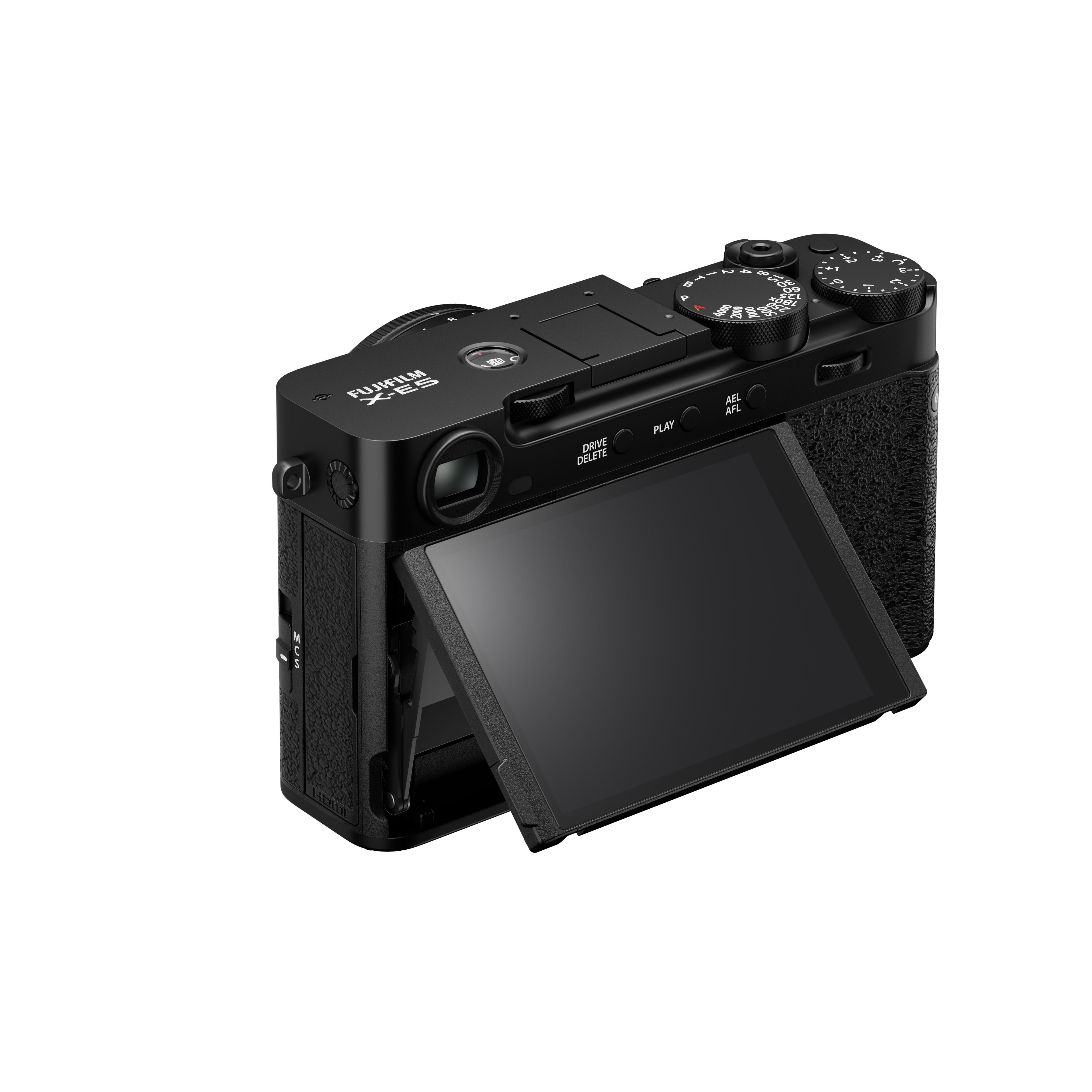 Eine schwarze Fujifilm X-E5 Kamera mit ausklappbarem Bildschirm vor weißem Hintergrund.