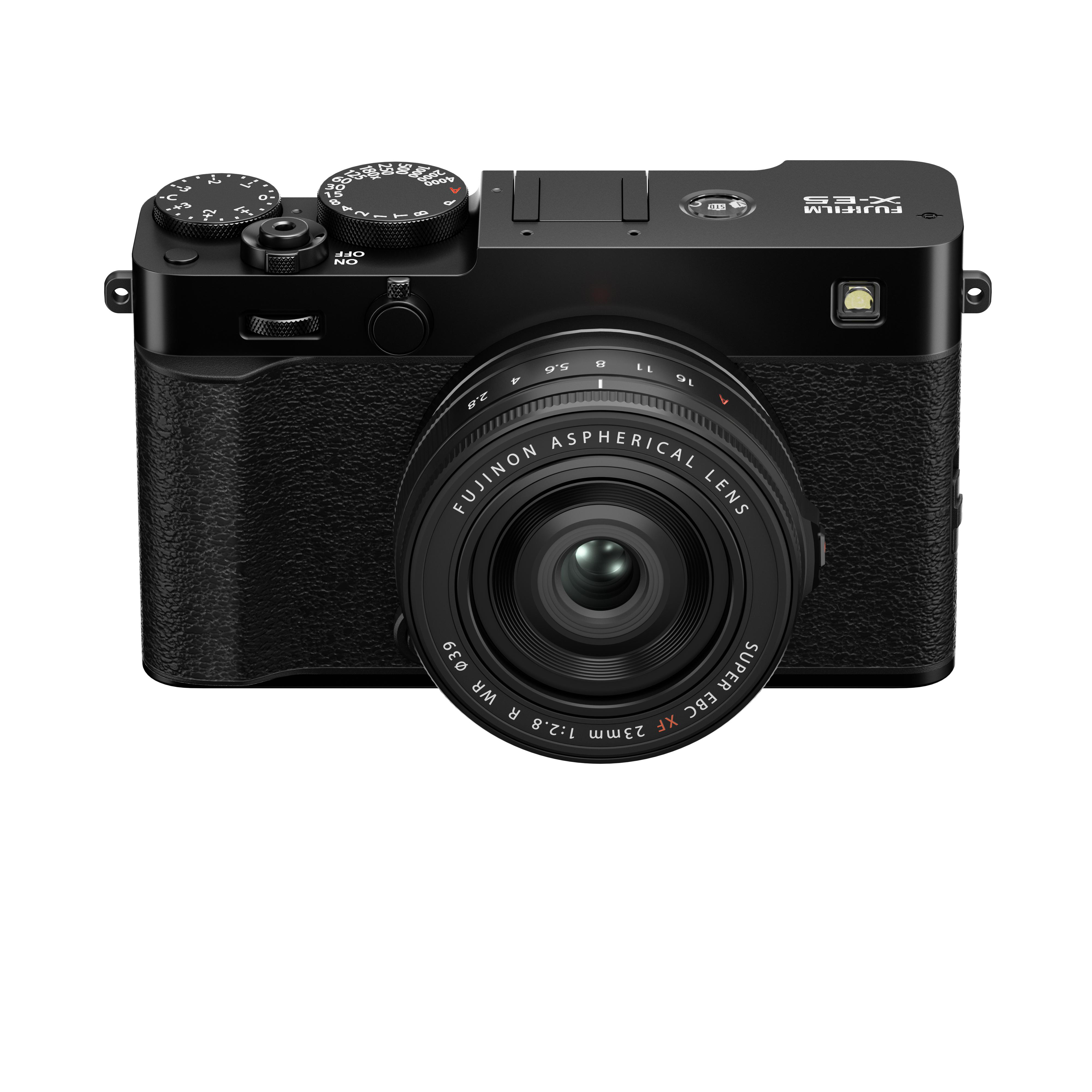 Eine schwarze Fujifilm X-E5-Kamera mit Objektiv, Einstellrädern und Knöpfen, vor weißem Hintergrund.