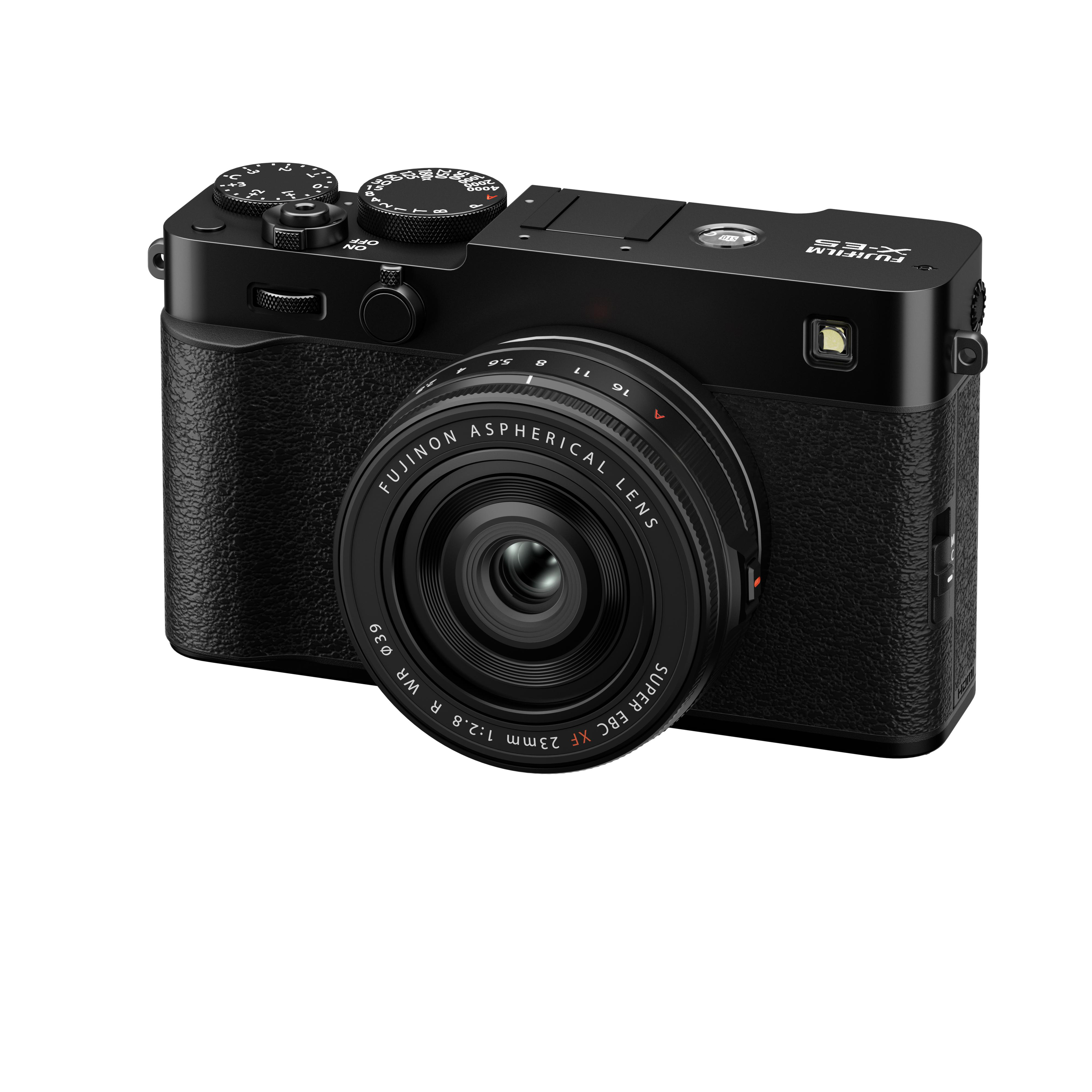 Eine schwarze Fujifilm X-E3 Kamera mit Objektiv, Einstellrädern und strukturierter Grifffläche vor weißem Hintergrund.