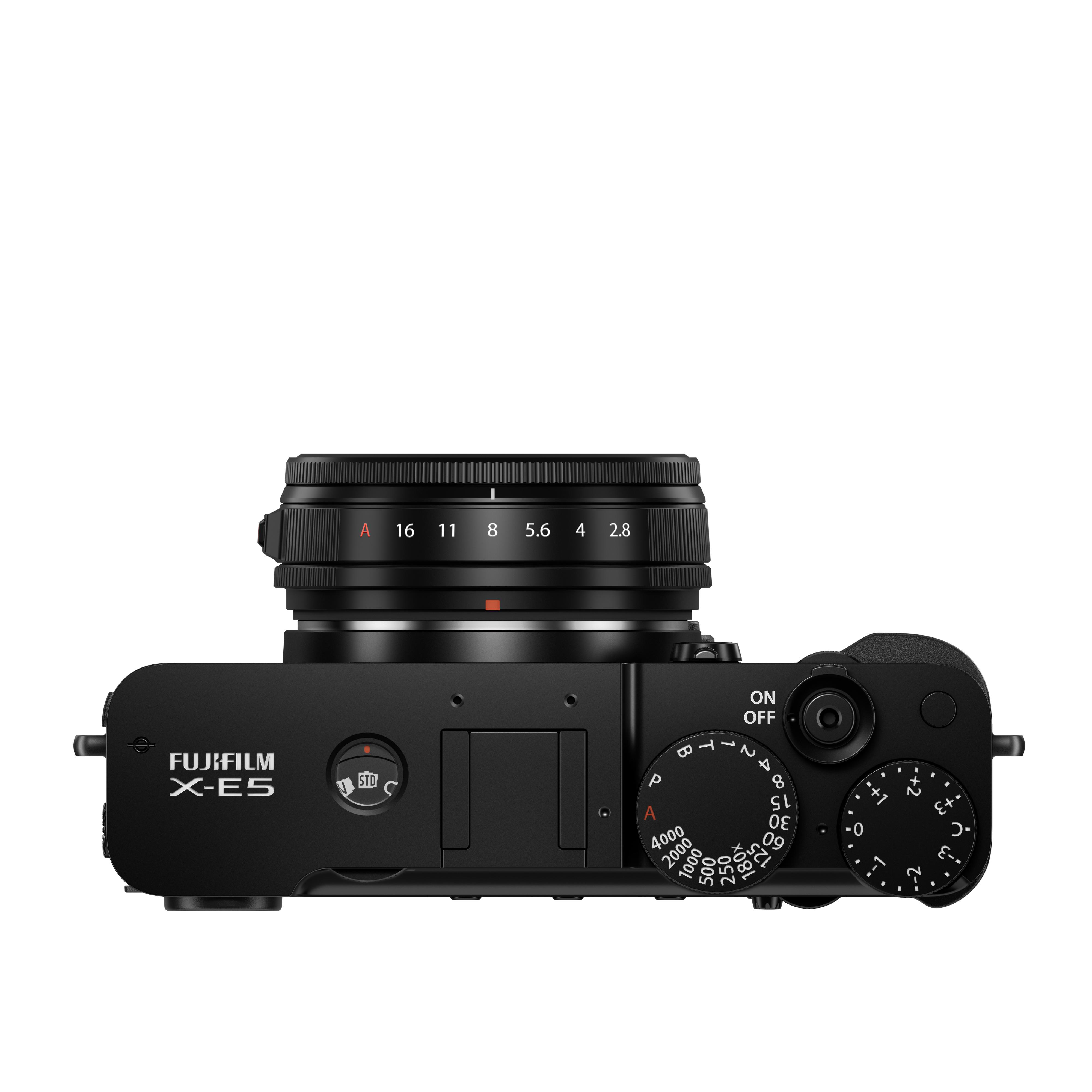 Draufsicht auf eine schwarze Fujifilm X-E5 Kamera mit Objektiv. Es hat Räder, Knöpfe und den Markennamen.