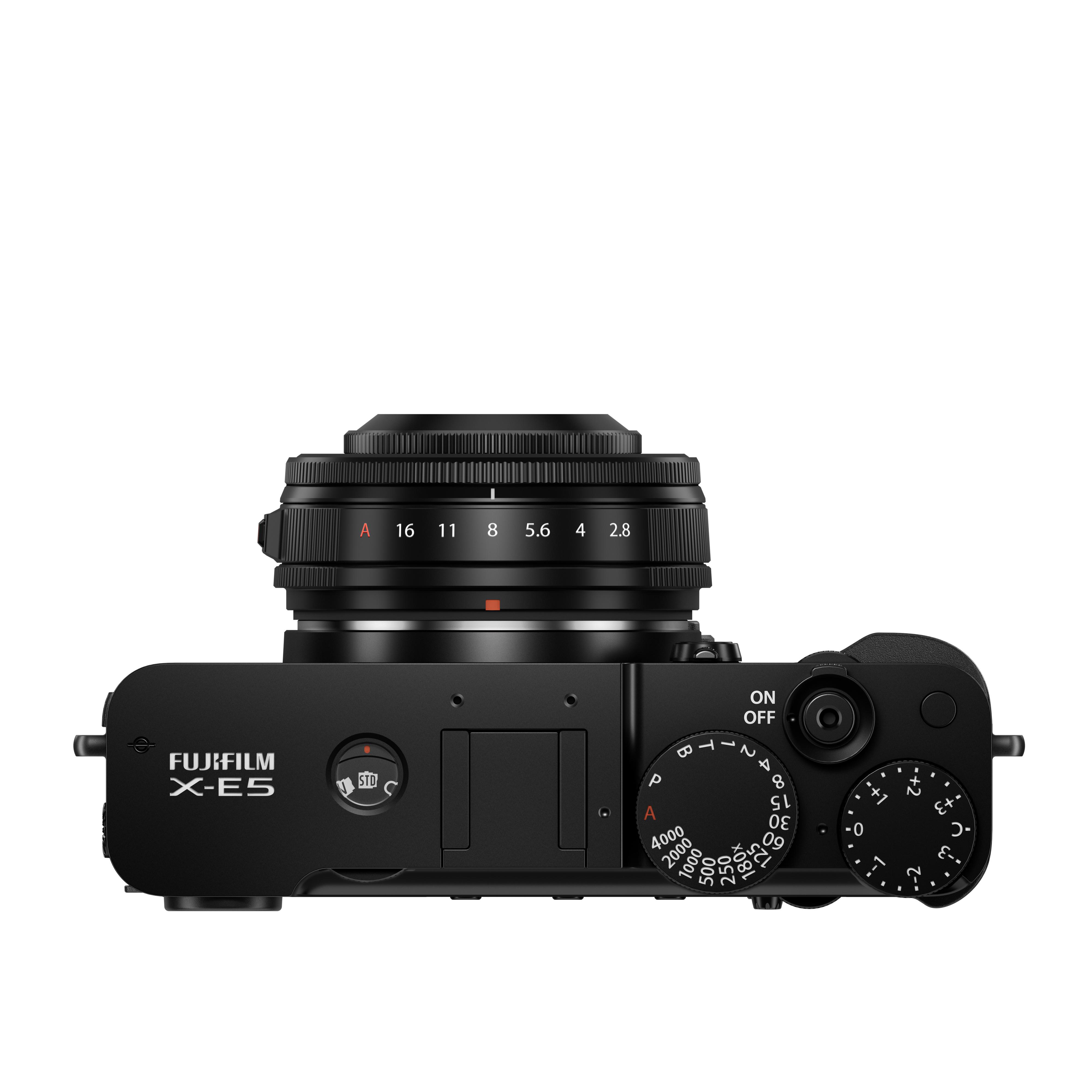 Draufsicht auf eine schwarze Fujifilm X-E5 Kamera mit Objektiv. Sie hat verschiedene Räder und Einstellungen.