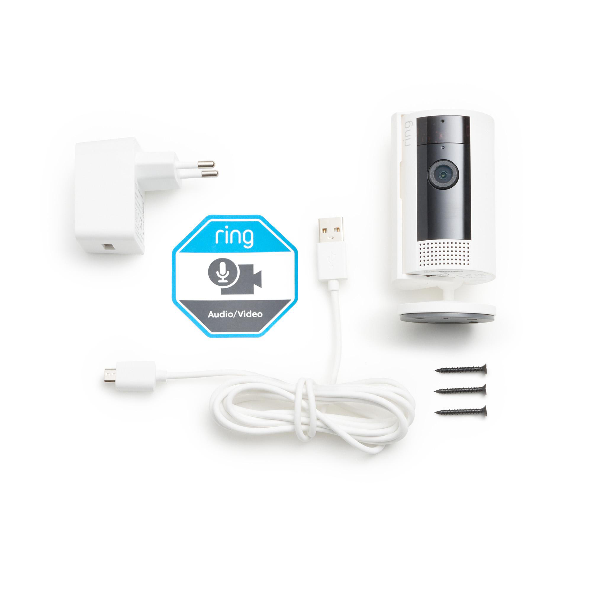 Weißes Ring-Kamera-Kit auf weißem Hintergrund: Kamera, Ladegerät, Kabel, Schrauben und Audio/Video-Logo.