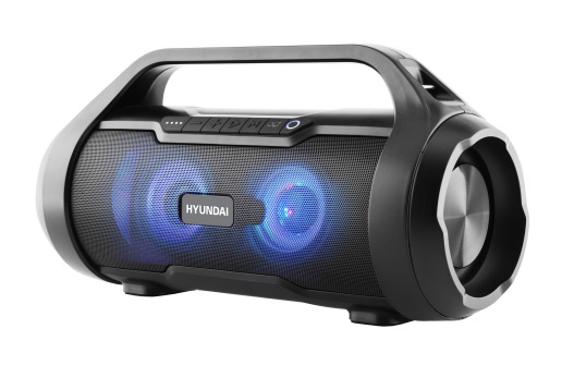 Czarny głośnik Hyundai z uchwytem, przyciskami i świecącymi na niebiesko głośnikami. Srebrne akcenty i białe tło.