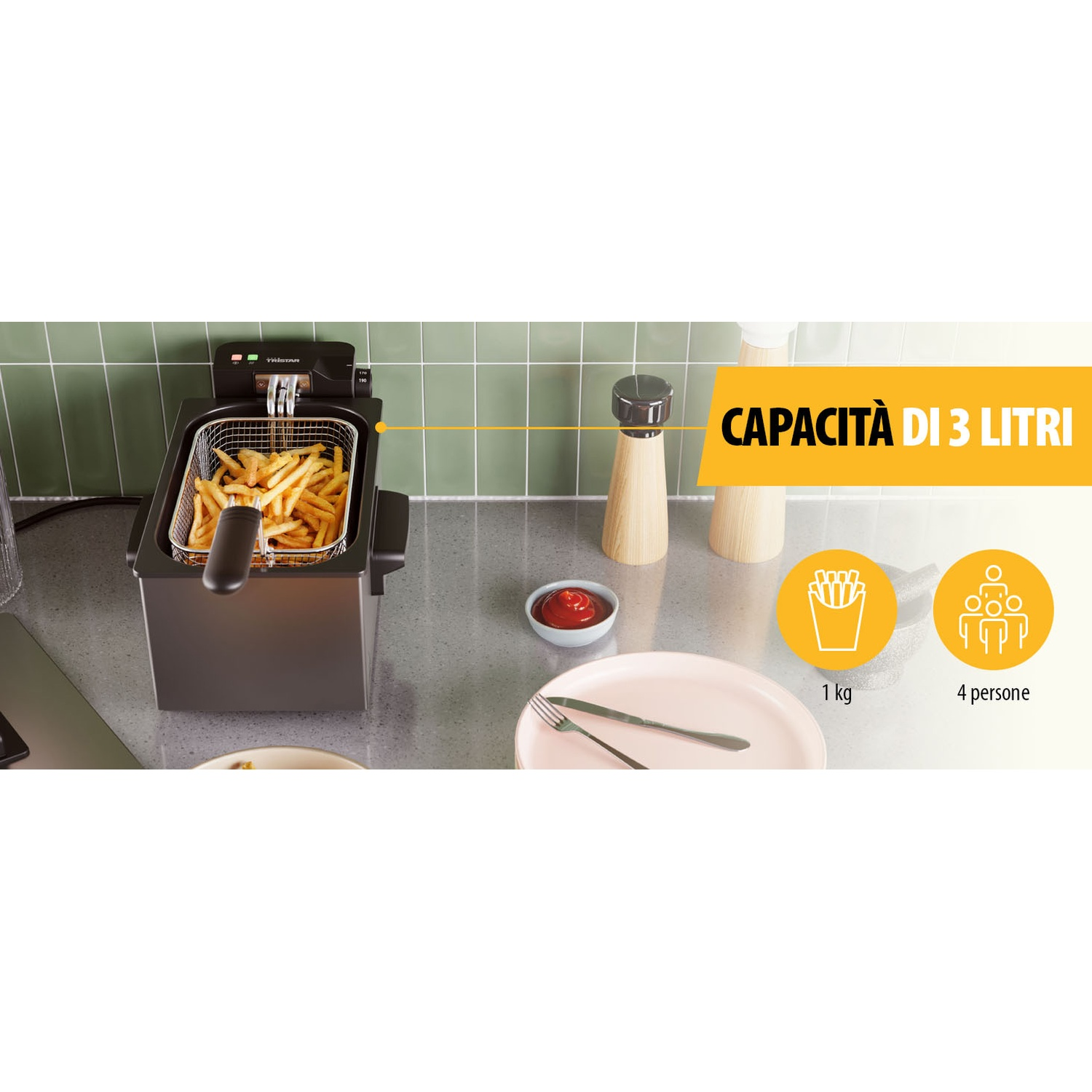 Una friggitrice con patatine fritte, ketchup, piatto, utensili e macinini per sale e pepe su un piano di lavoro. Capacità 3 litri, per 4 persone.