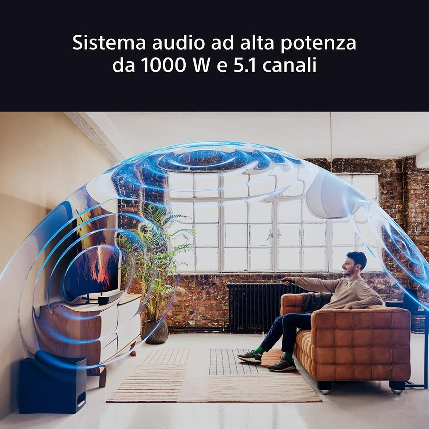 Uomo seduto su un divano marrone con telecomando, TV sullo sfondo. Onde sonore blu emanano dalla TV.