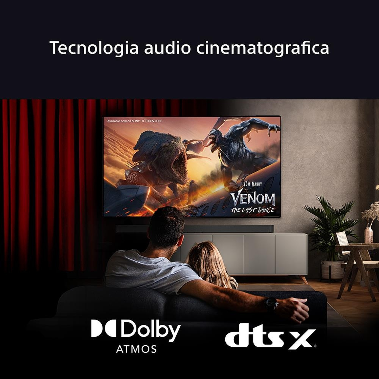 Una famiglia guarda 'Venom: The Last Dance' su una TV grande. Loghi Dolby Atmos e DTS:X. Tende rosse e un salotto moderno.