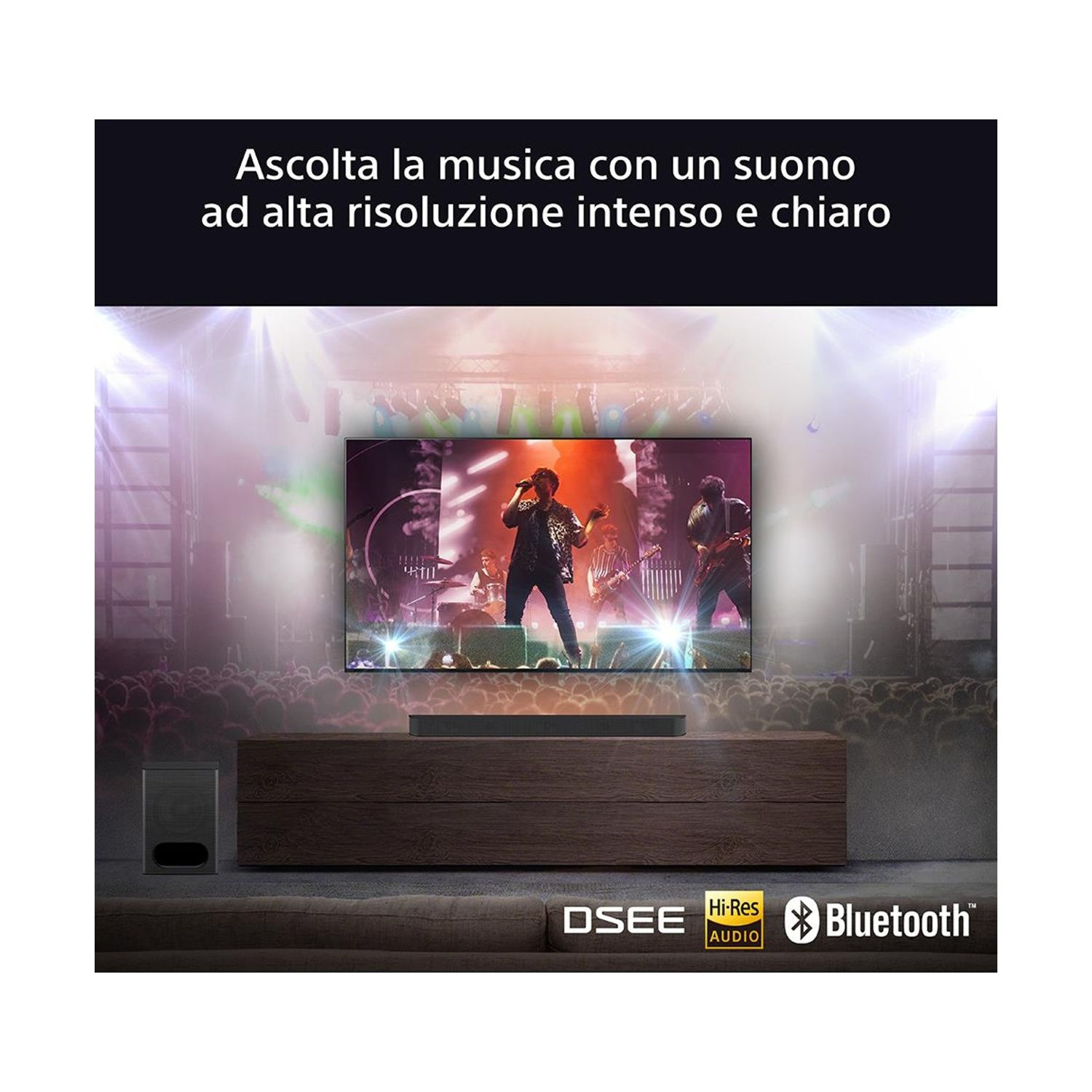 Una TV mostra una band sul palco. Sotto ci sono una soundbar, un subwoofer e un mobile in legno. Il testo dice 'Hi-Res Audio' e 'Bluetooth'.