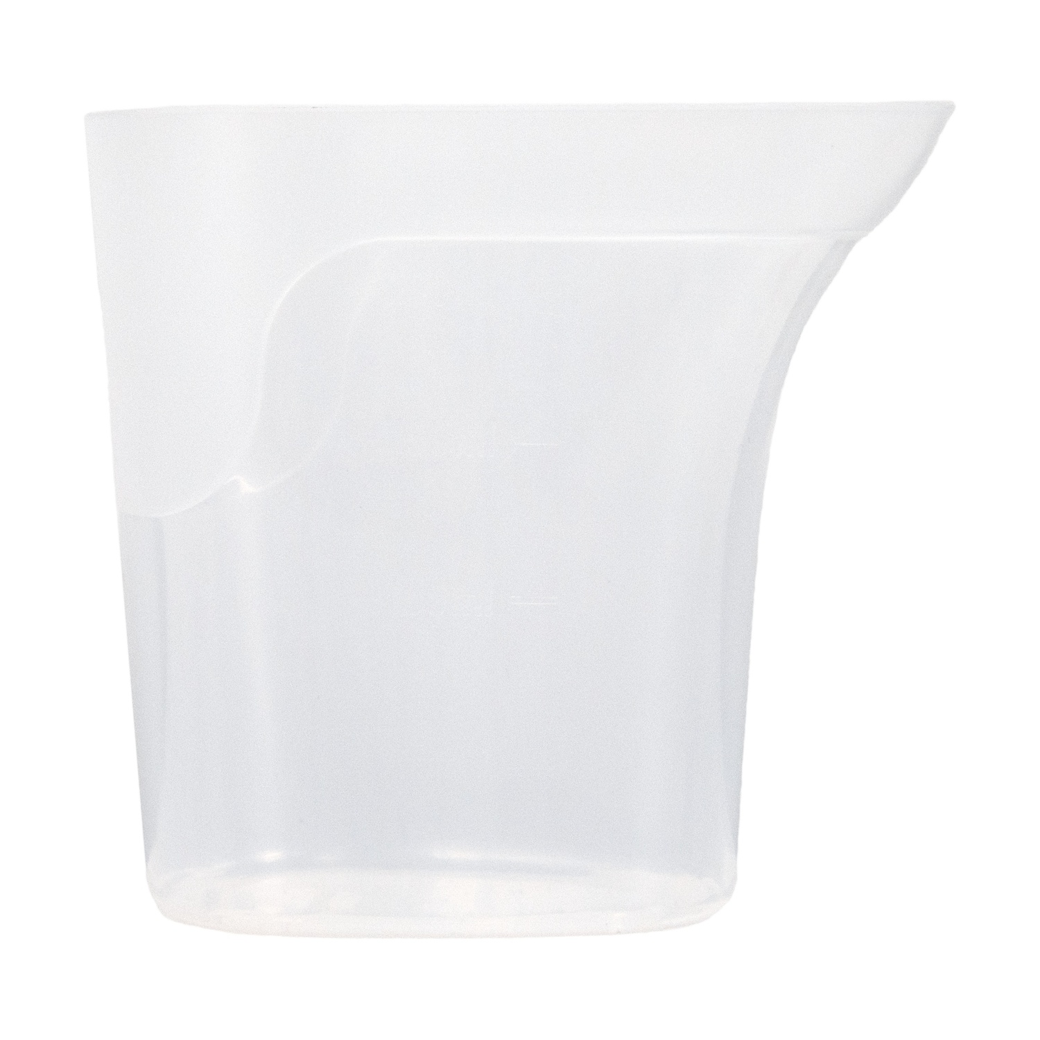 Un misurino di plastica trasparente con beccuccio. La tazza è prevalentemente bianca e presenta linee di misurazione. Isolato su sfondo bianco.