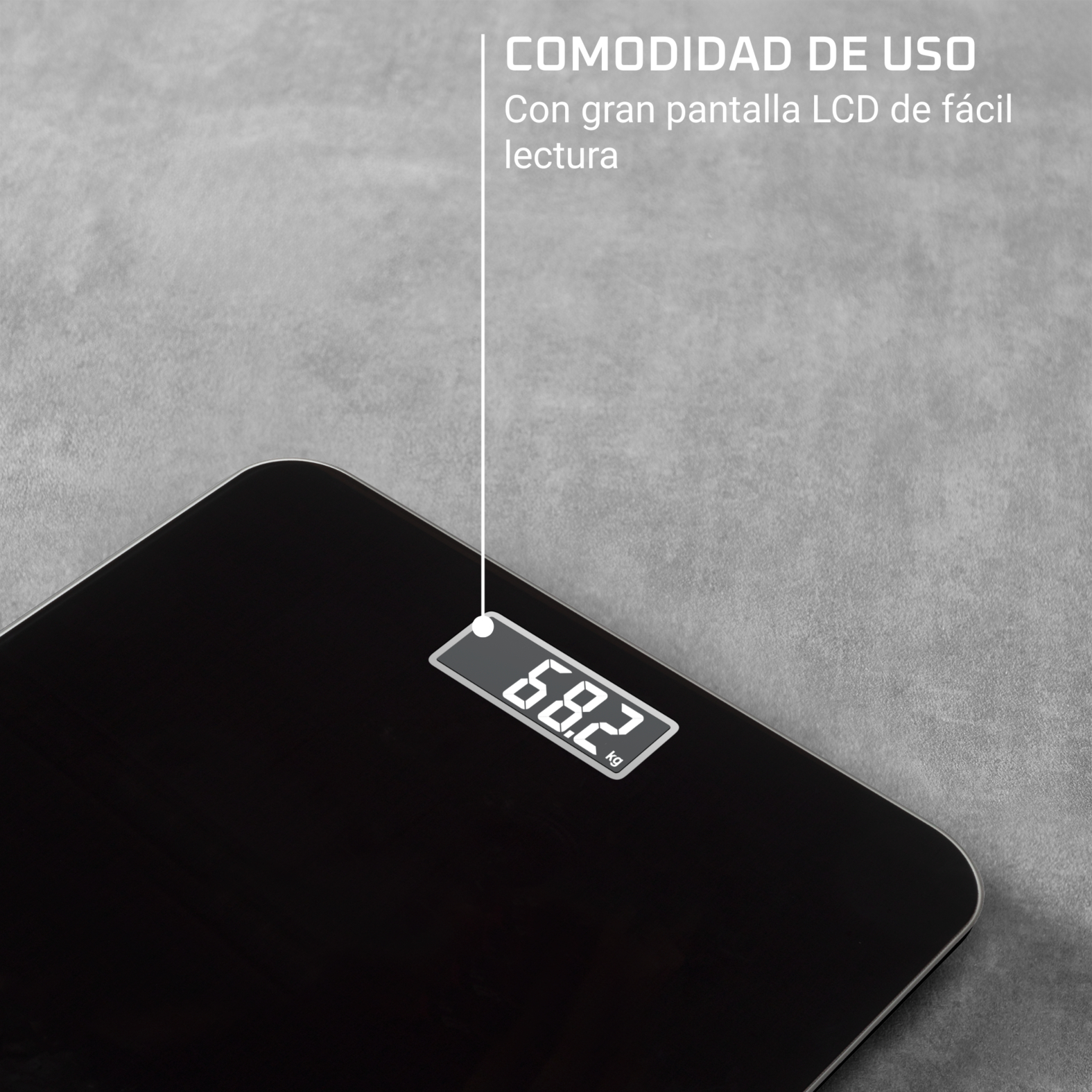 Una báscula digital negra muestra 68,2 kg. La báscula está sobre una superficie gris, con texto arriba.