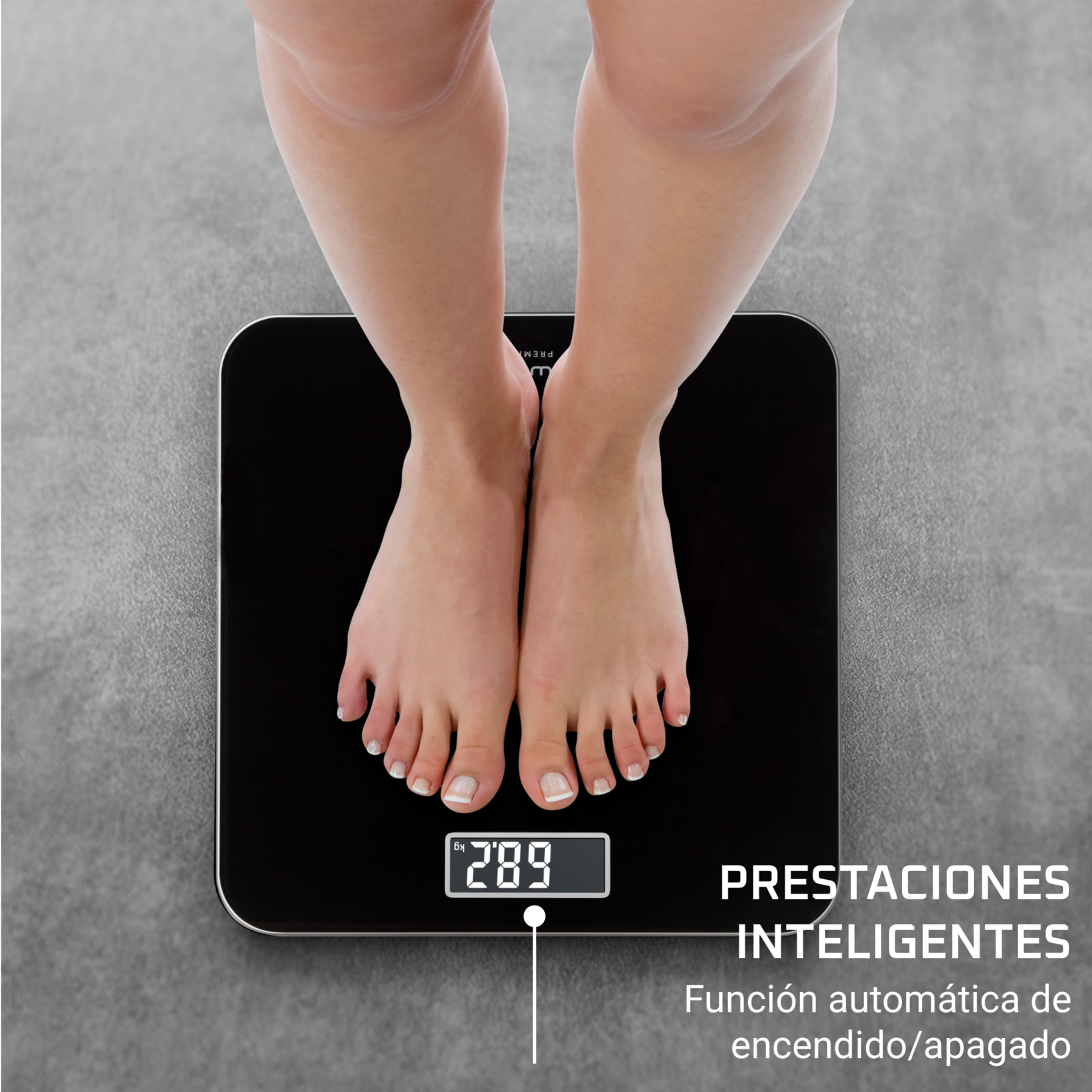 Pies de pie sobre una báscula digital negra que muestra 28,9 kg. Fondo gris con texto: Funciones inteligentes y encendido/apagado automático.