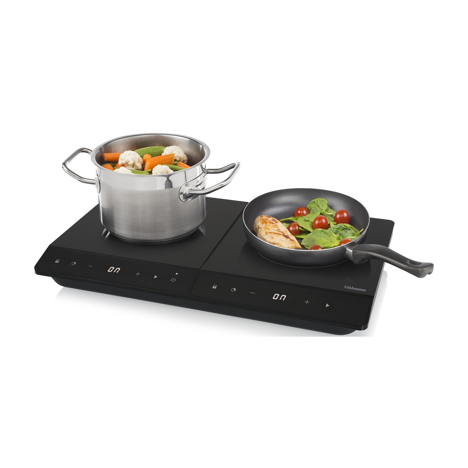 Un piano cottura a induzione nero con una pentola di verdure e una padella con pollo e pomodori.