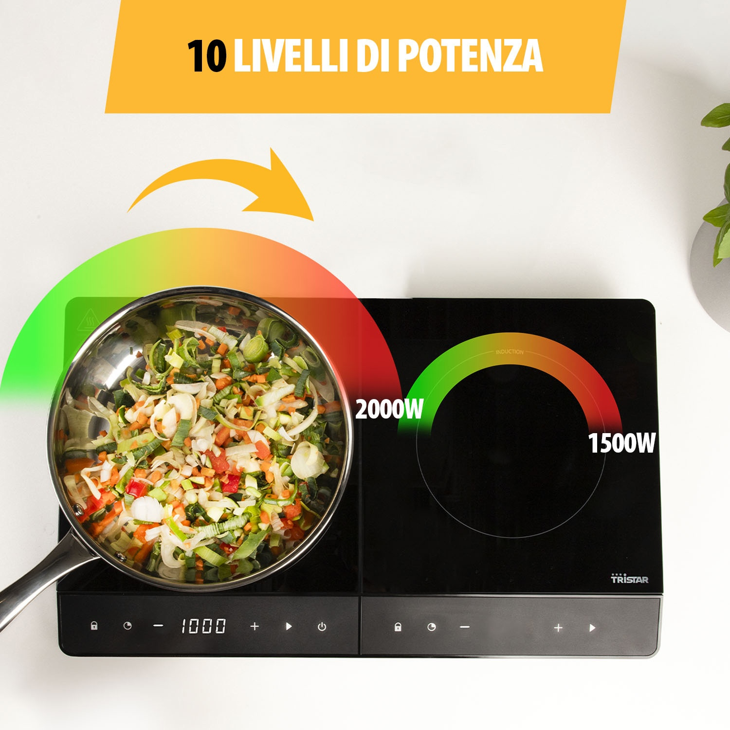 Un piano cottura a induzione nero con una padella di verdure. Ha 10 livelli di potenza, un indicatore di potenza e un logo Tristar.