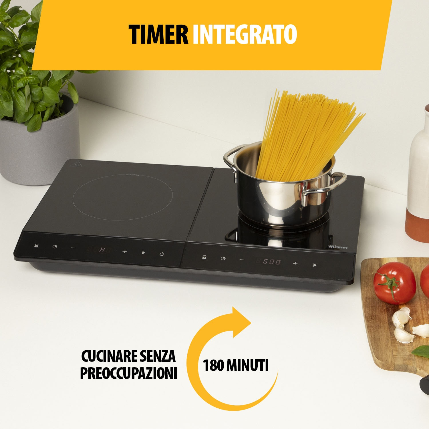 Piano cottura a induzione nero con una pentola di spaghetti. Pomodori e aglio su tagliere. Testo: 'Timer Integrato'.