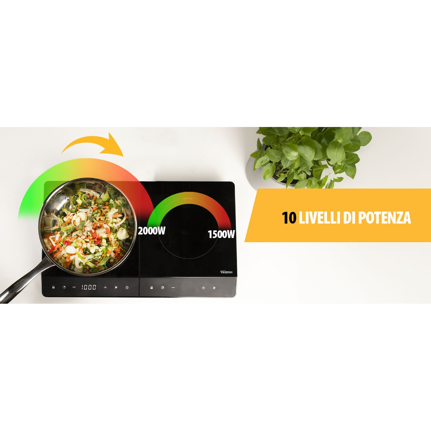 Un piano cottura a induzione nero con una padella di verdure. C'è un vaso di fiori a destra. Il testo dice '10 livelli di potenza'.