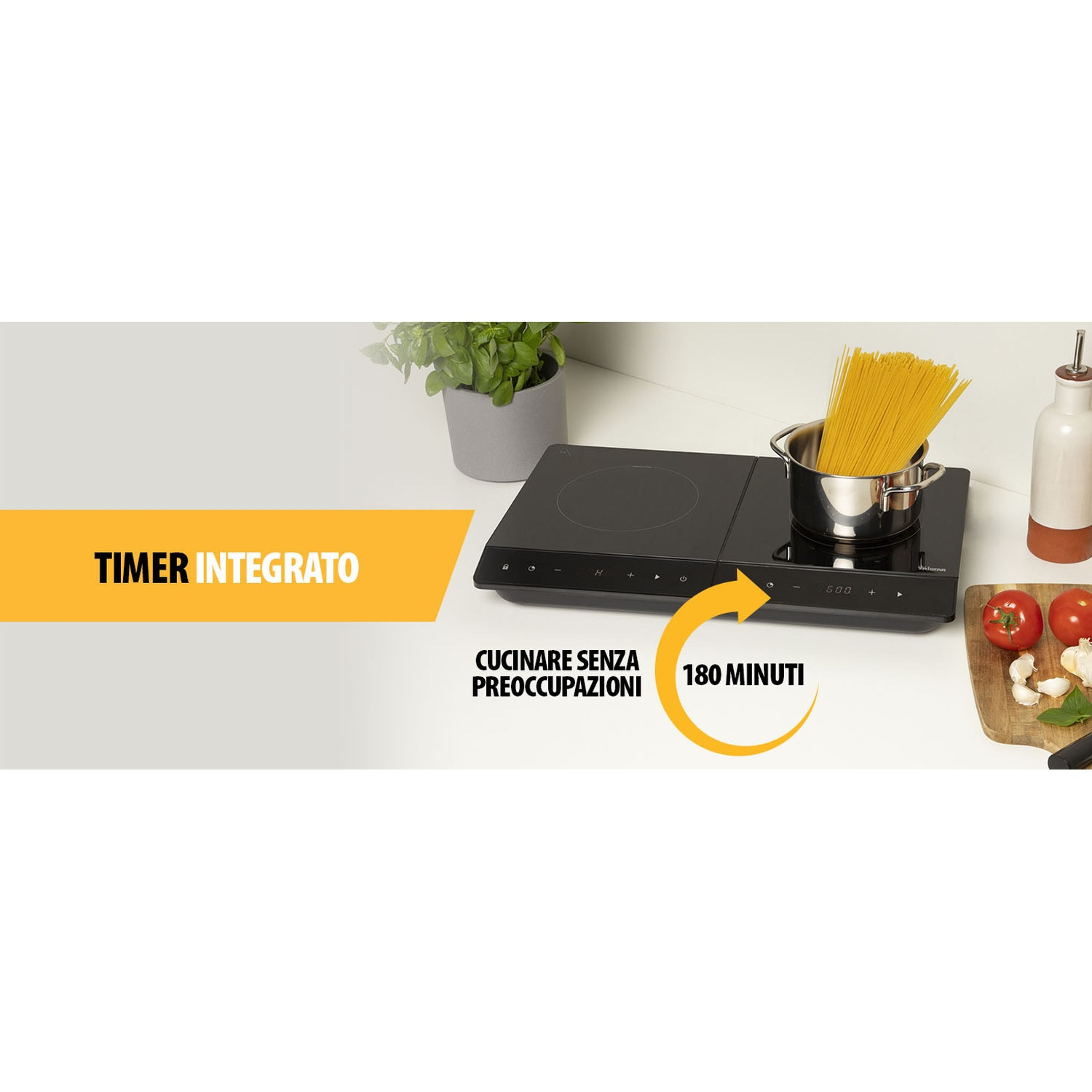 Un piano cottura nero con una pentola di spaghetti, verdure e un timer. Testo: 'TIMER INTEGRATO' e 'Cucinare senza preoccupazioni 180 minuti'.