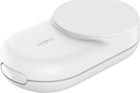 Una estación de carga inalámbrica Belkin blanca. Tiene una base rectangular redondeada con una plataforma de carga circular encima.