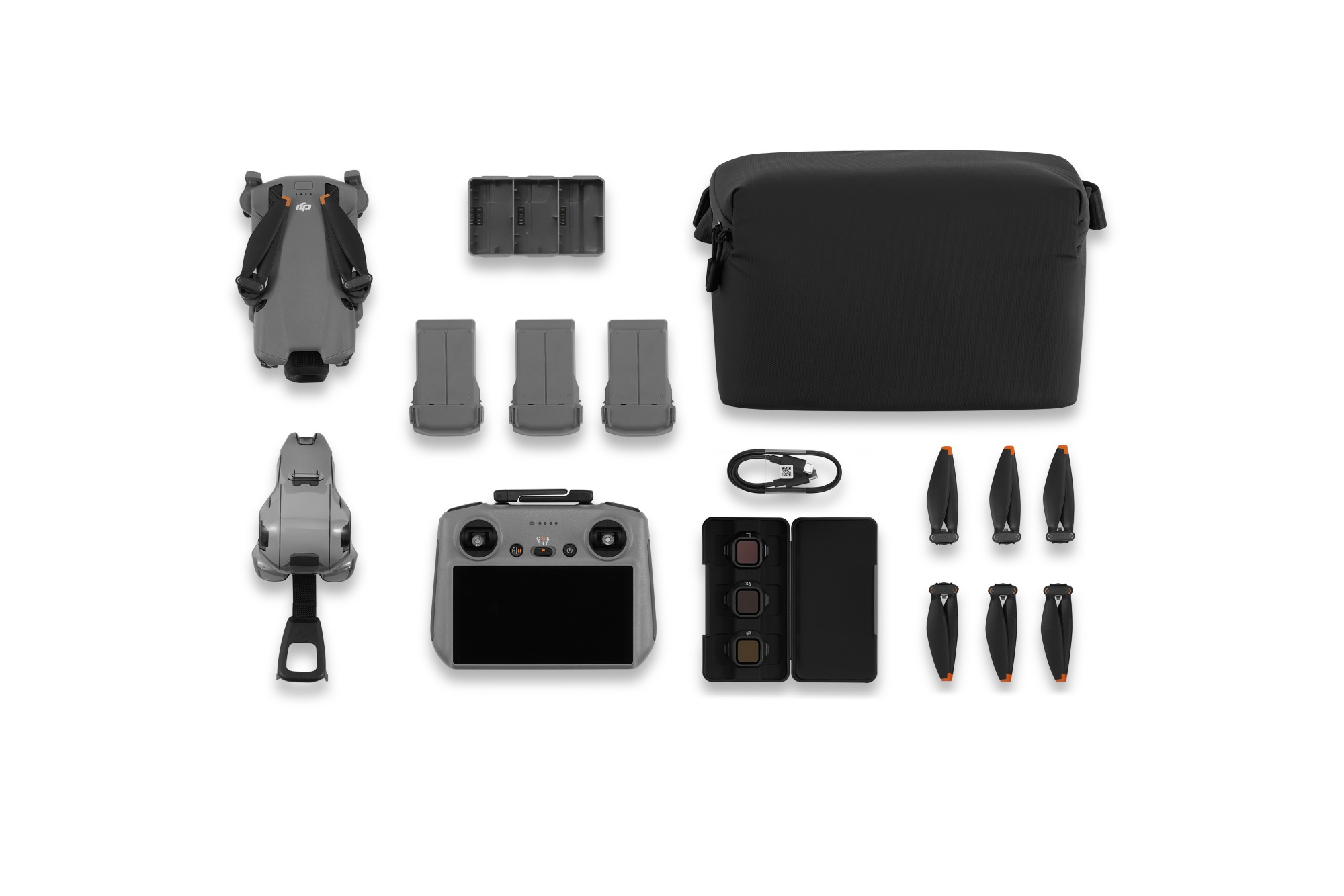 Zestaw drona na białym tle. Zawiera drona, baterie, pilota, torbę, ładowarkę, filtry i śmigła.