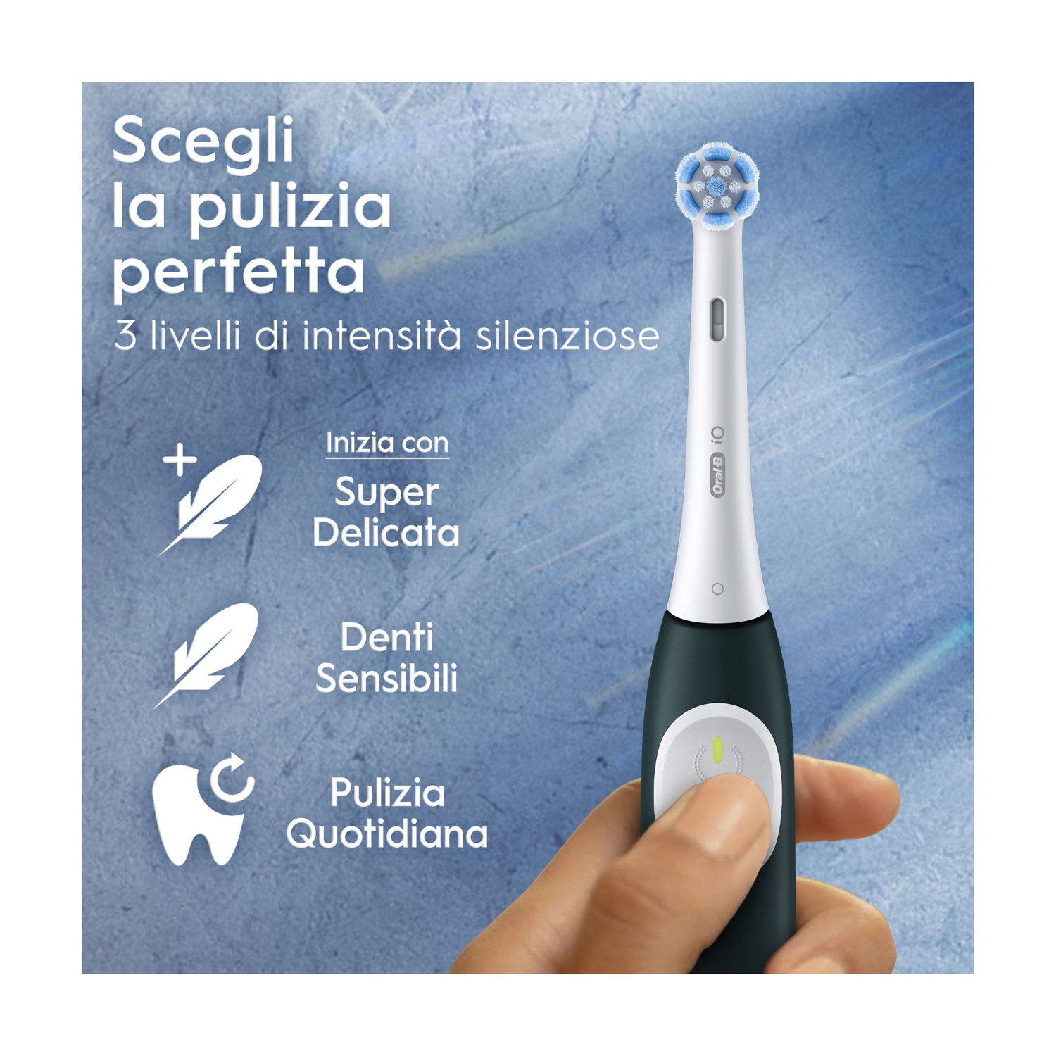 Uno spazzolino elettrico con manico bianco e nero è tenuto in mano. Il testo descrive i livelli di pulizia: Super Delicata, Denti Sensibili e Pulizia.