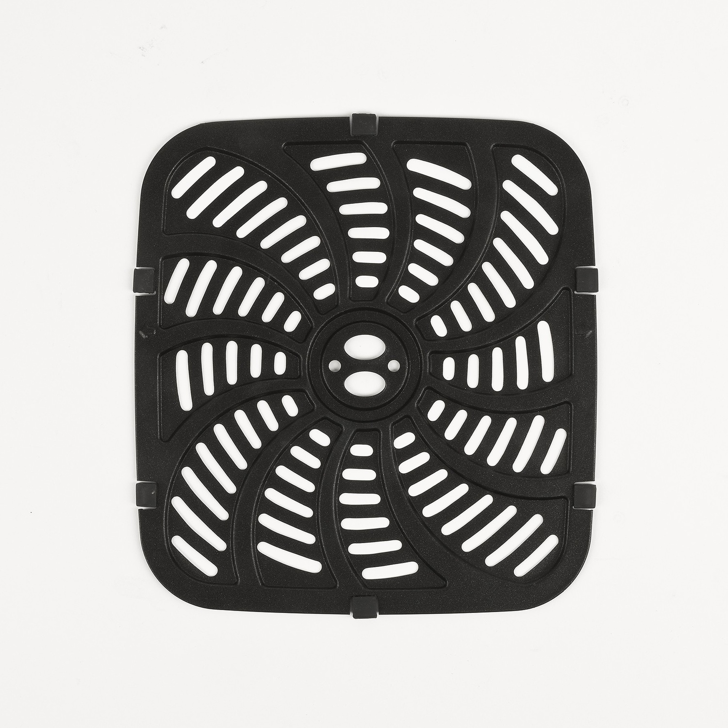 Un cestello nero quadrato per friggitrice ad aria con design a fessura. Sfondo bianco. Il cestello ha un foro centrale.