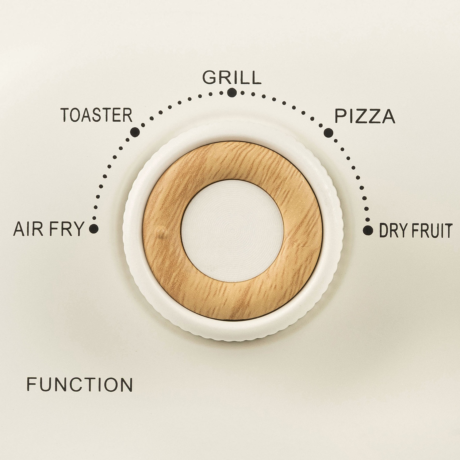Primo piano di una manopola delle funzioni del forno con impostazioni per tostapane, friggitrice ad aria, grill, pizza e frutta secca. Quadrante in legno.