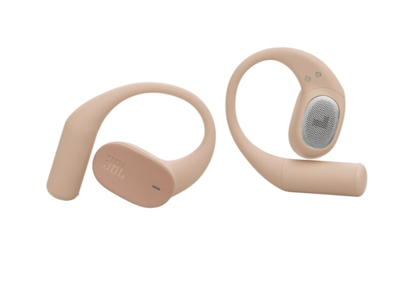 Dwa beżowe słuchawki douszne JBL na białym tle. Jeden jest pod kątem, drugi pionowo. Widoczne logo JBL.