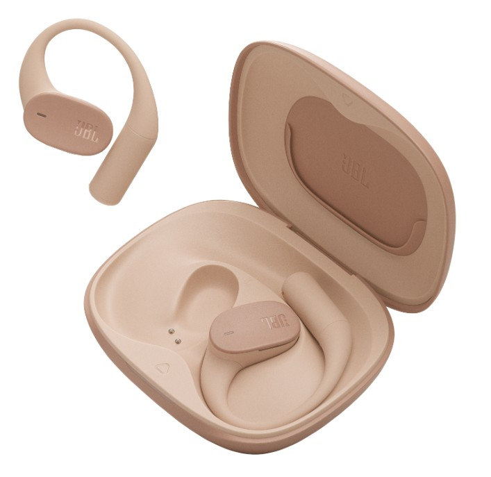 Beżowe słuchawki JBL i etui. Jedna słuchawka jest poza etui. Etui jest otwarte, pokazując drugą słuchawkę w środku.