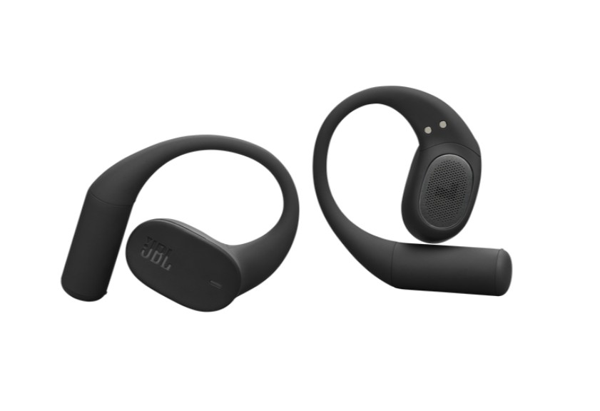 Dwa czarne zestawy słuchawek JBL na białym tle. Każdy zestaw ma zakrzywiony kształt, z widocznym logo JBL.