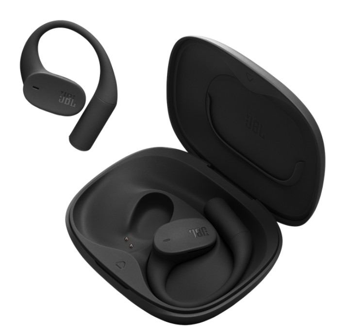 Czarne słuchawki JBL, jedna osobno, dwie w otwartym etui. Słuchawki mają zaczepy na uszy. Etui otwarte, widoczna stacja ładująca.