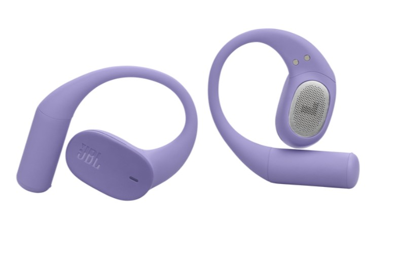 Dwa lawendowe zestawy słuchawkowe JBL. Jeden pokazuje logo JBL. Każdy ma zakrzywioną konstrukcję do noszenia na uchu.