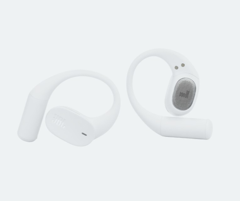 Dwa białe bezprzewodowe słuchawki JBL. Każdy ma haczyk, jeden z logo JBL. Widoczny jest głośnik.