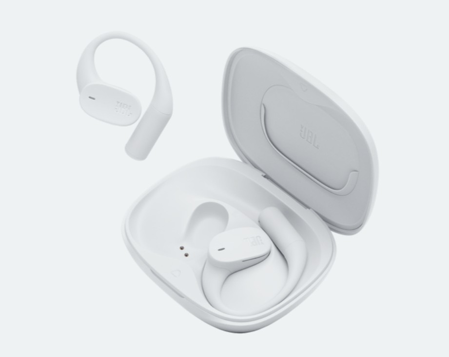 Białe słuchawki JBL i etui ładujące. Jeden pączek jest osobny. Etui otwarte, pokazujące kolejny pączek w środku.