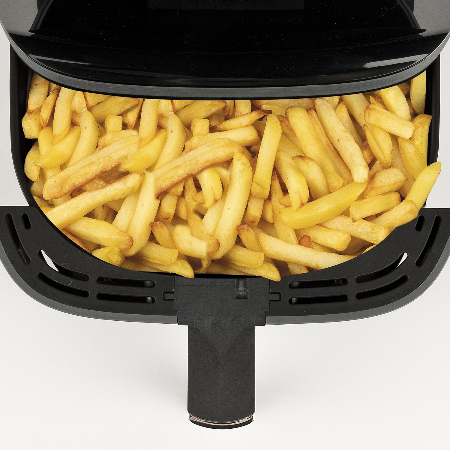 Un cestello per friggitrice ad aria pieno di patatine fritte dorate. La friggitrice è nera e lo sfondo è bianco.