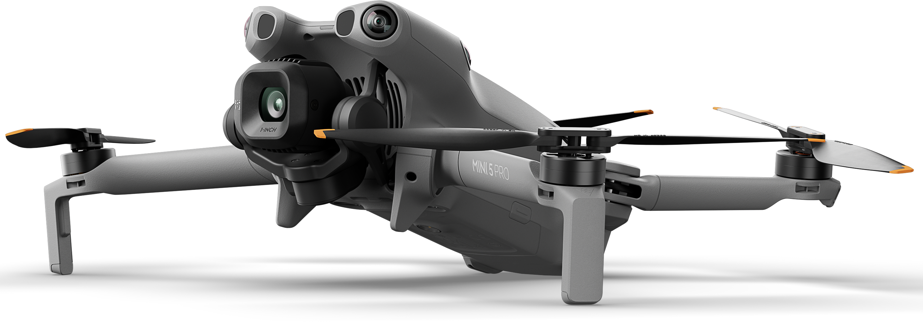 Drone grigio con eliche nere e punte arancioni. Ha più telecamere. Lo sfondo è nero.