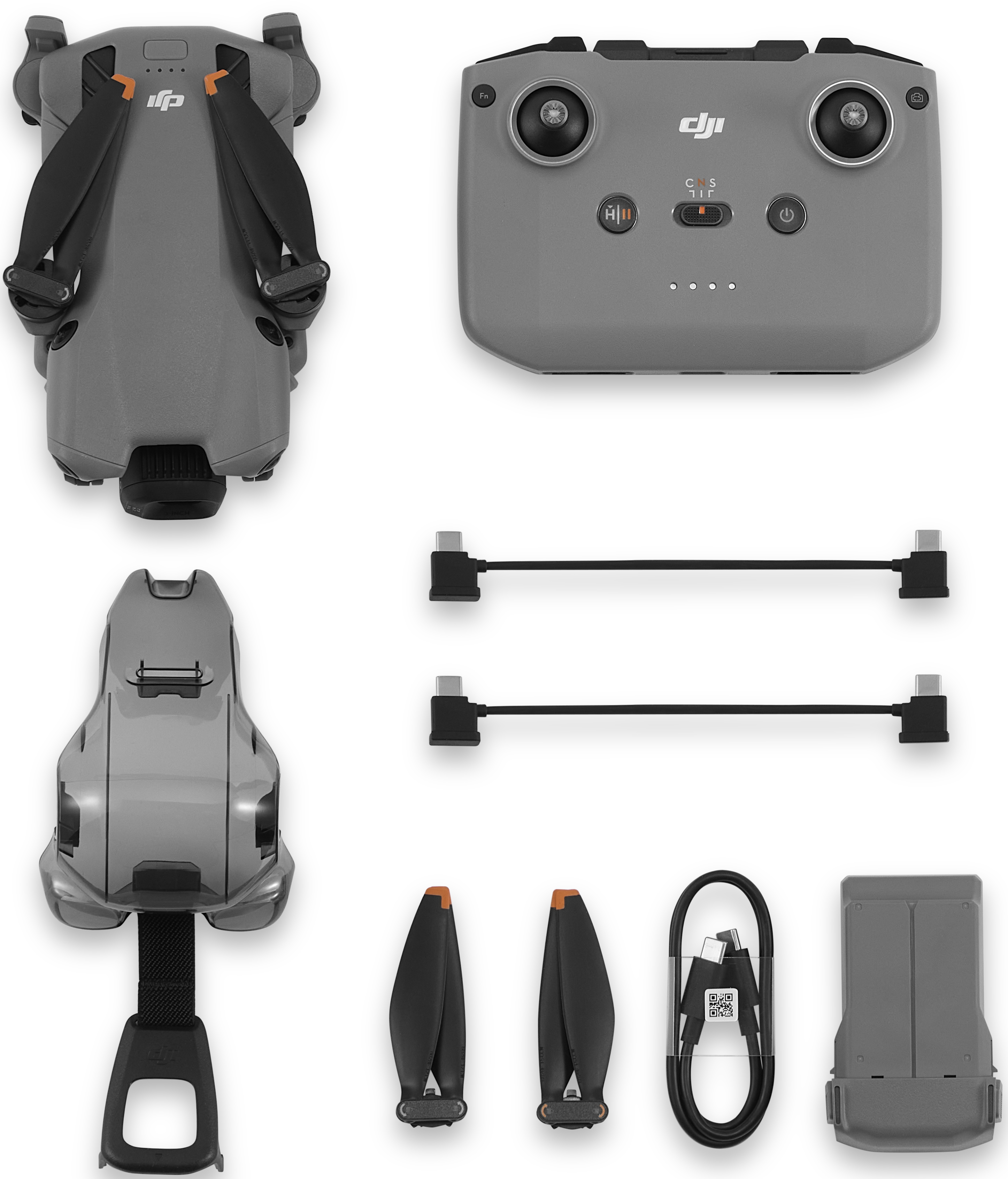 Un drone, un controller, cavi, eliche, un hub di ricarica e una batteria sono disposti su una superficie bianca. Il drone è grigio.