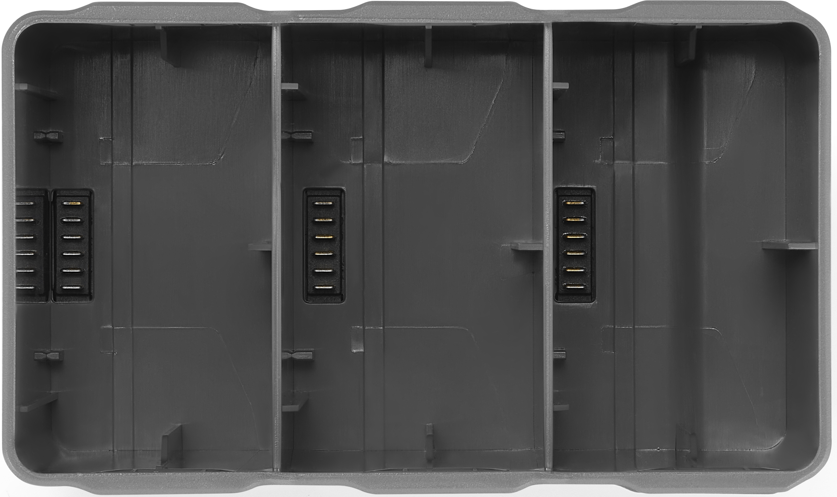 Un support de batterie en plastique gris avec trois compartiments. Chacun contient une batterie avec des contacts métalliques visibles.