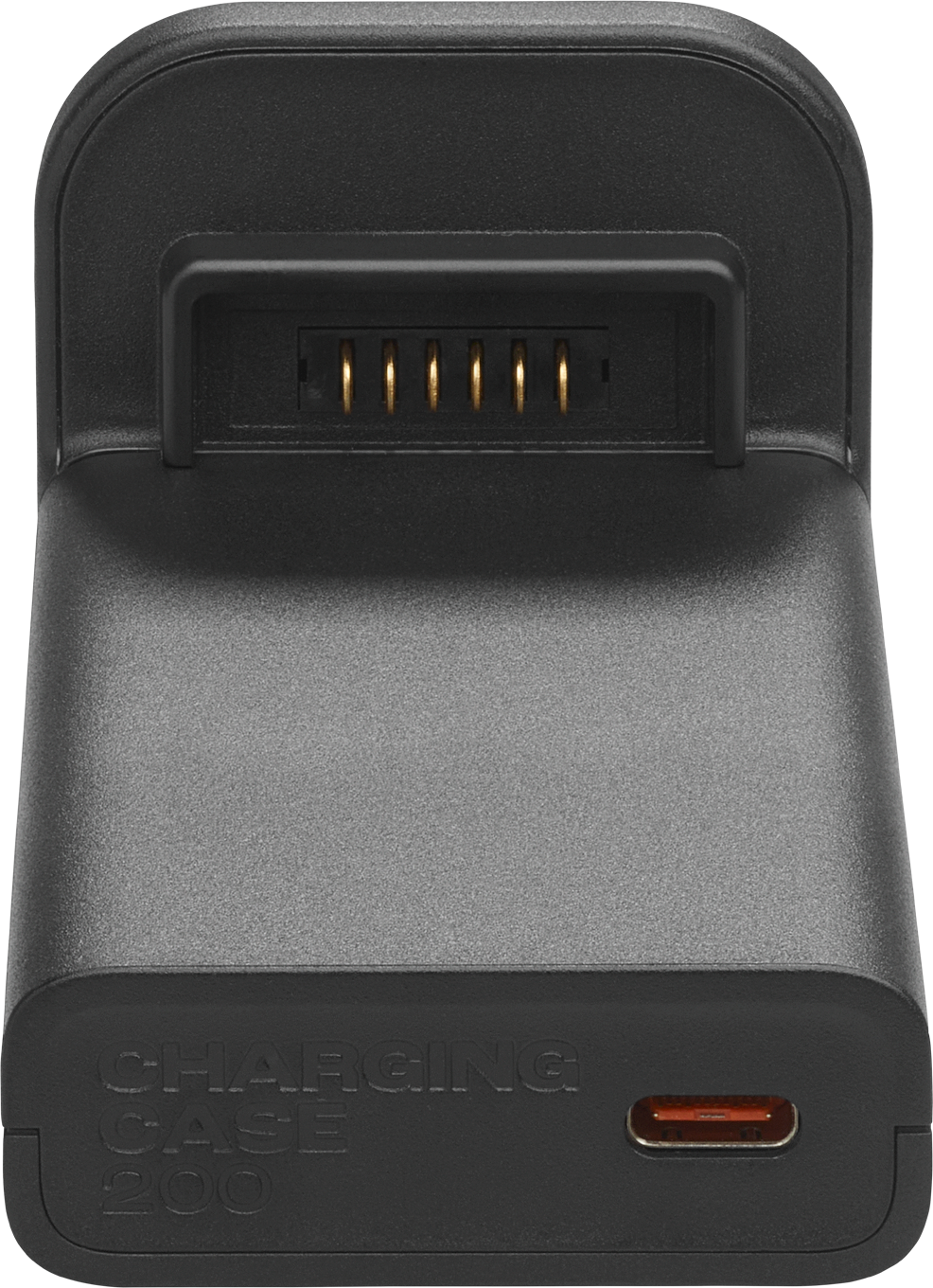 Ein schwarzes Ladecase mit USB-C-Anschluss und goldfarbenen Steckern oben. Der Text 'CHARGING CASE 200' ist sichtbar.