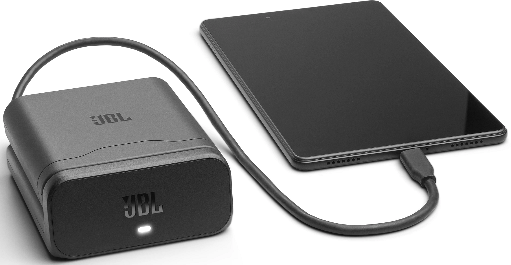 Une tablette noire est connectée à une batterie externe JBL noire via un câble, sur fond blanc. Le logo JBL est visible.