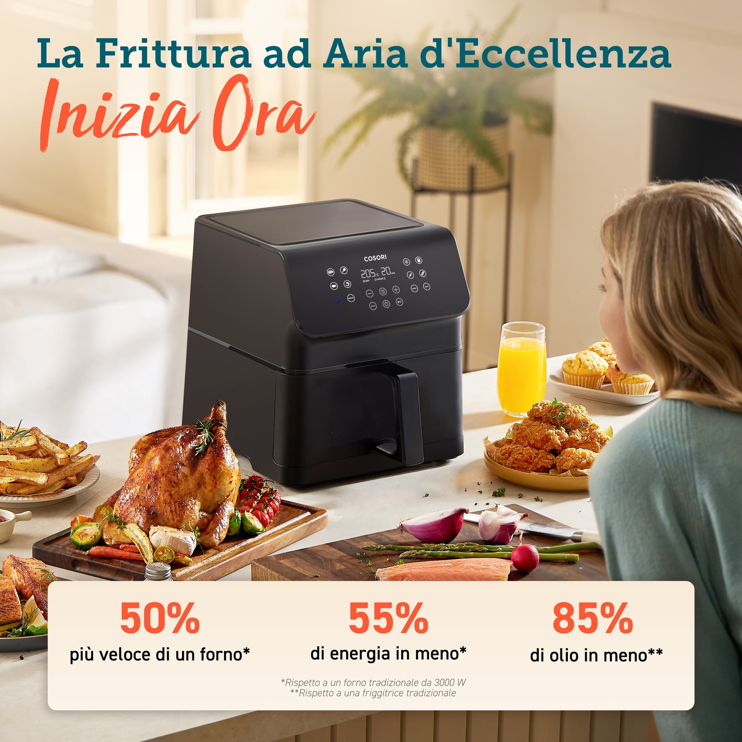 Una friggitrice ad aria nera con cibo cotto su un tavolo, una donna sullo sfondo e testo sul risparmio energetico e di olio.