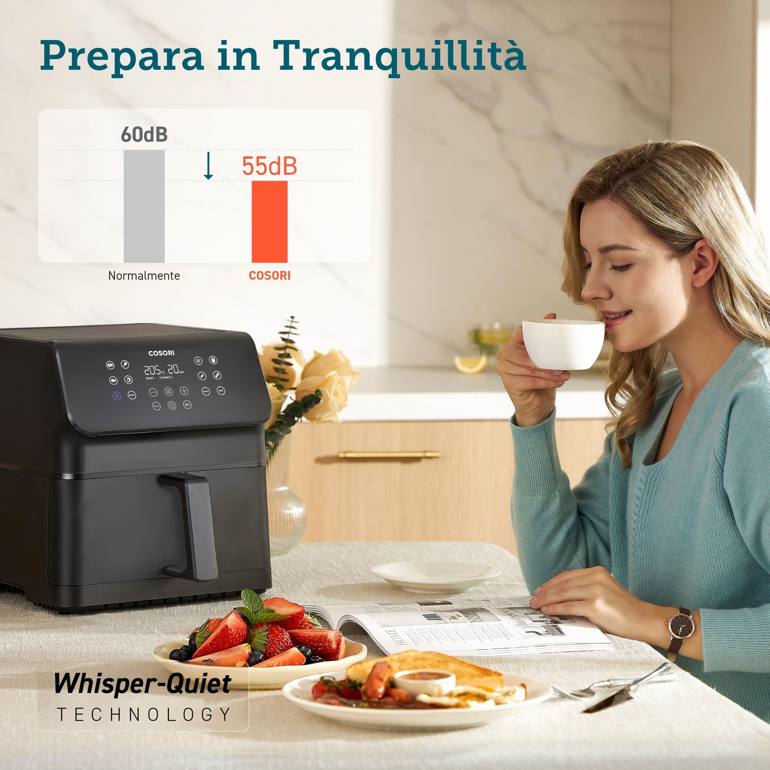 Una donna beve da una tazza, mentre la friggitrice ad aria Cosori è vicina con del cibo. Viene mostrato il confronto dei livelli di rumore.