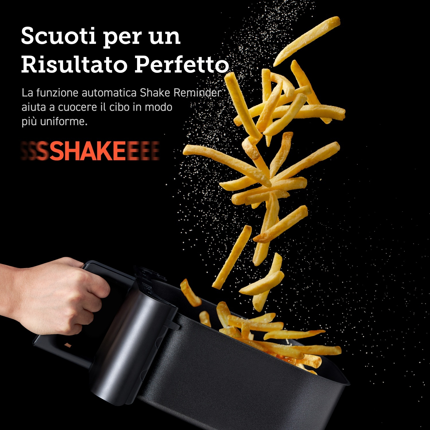 Patatine fritte dorate vengono lanciate da una friggitrice ad aria nera. Lo sfondo è nero con puntini bianchi.