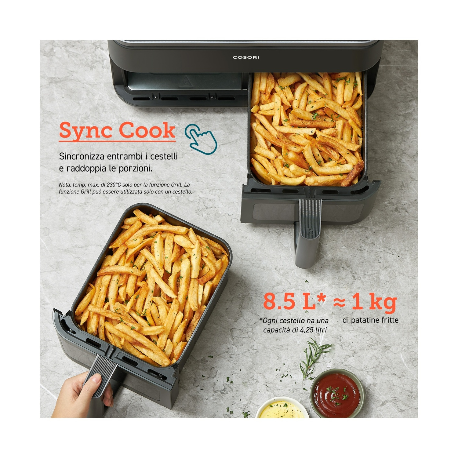 Una friggitrice ad aria con due cestelli pieni di patatine fritte. Il testo indica che può cuocere 8,5 litri di patatine, circa 1 kg. Sono visibili anche ketchup e maionese.